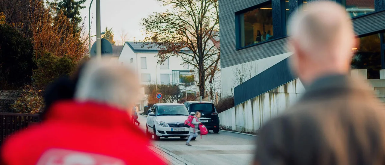 Kind vor Auto rennend