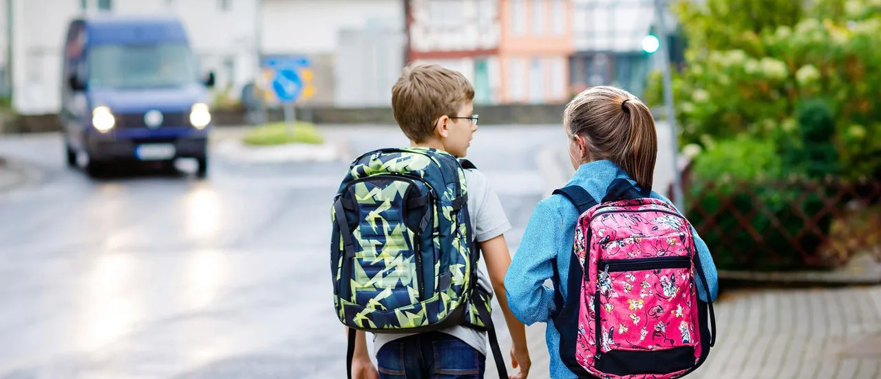 Kinder auf dem Schulweg