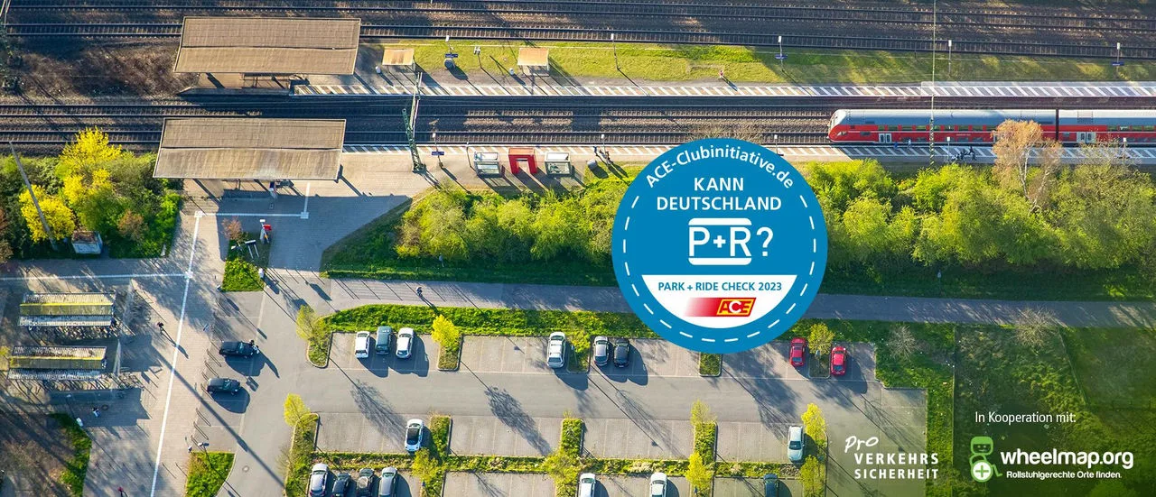 Park & Ride mit Bahnhof aus der Luft