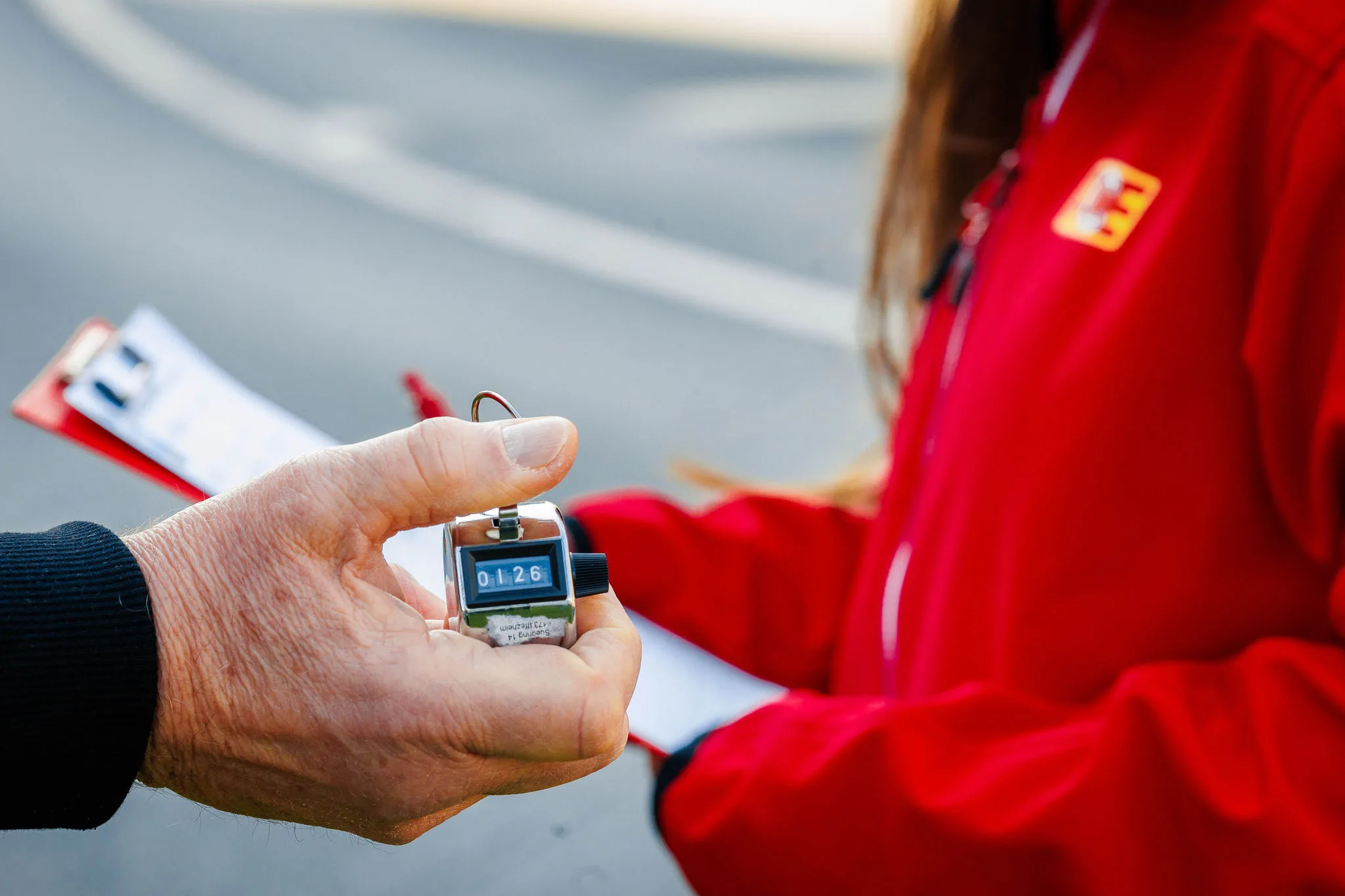 Kinder hinter dem Schulbus