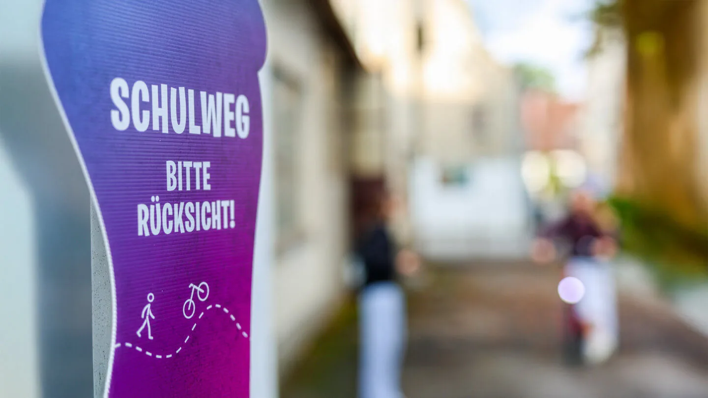 Schulstraße - ein Hinweisschild