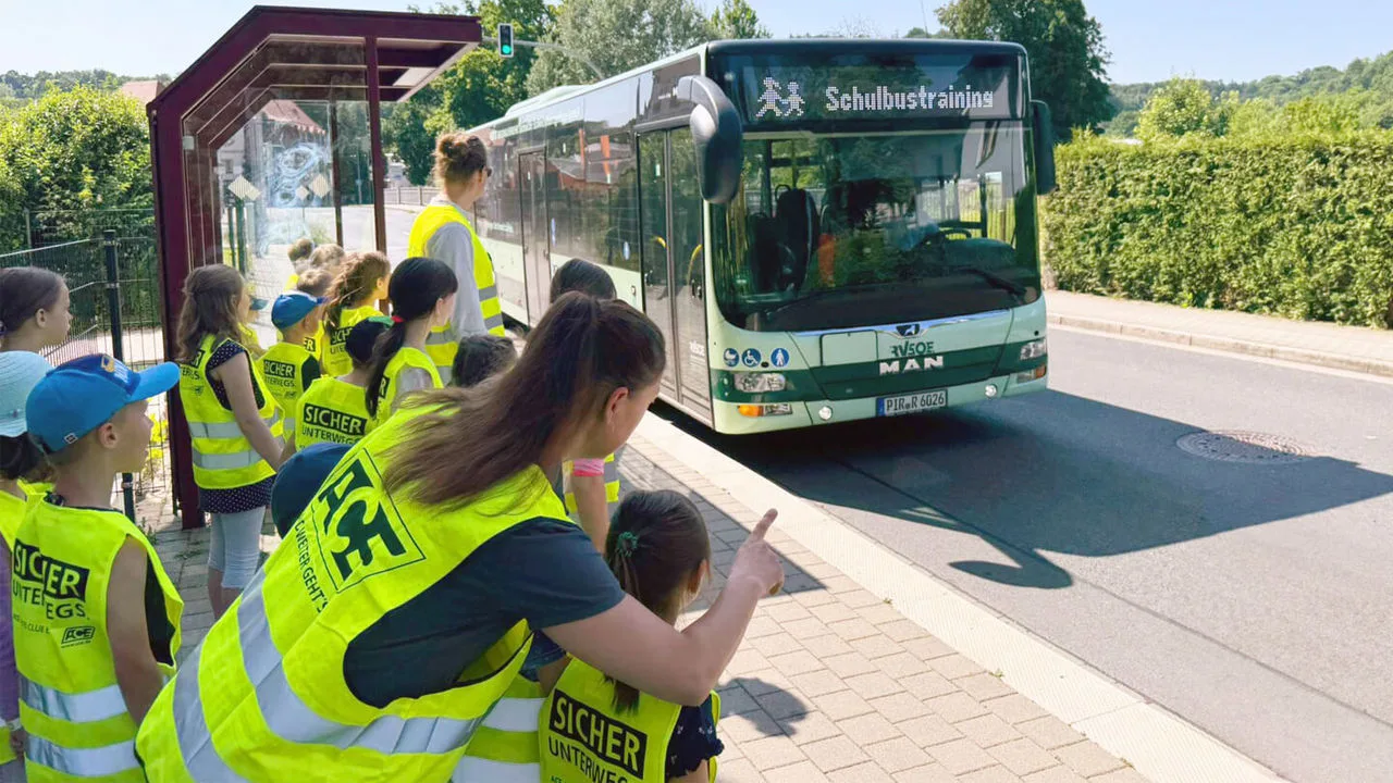 Schüler warten auf Schulbus
