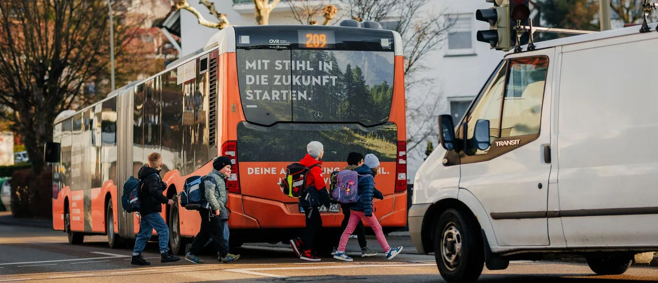Kinder hinter dem Schulbus