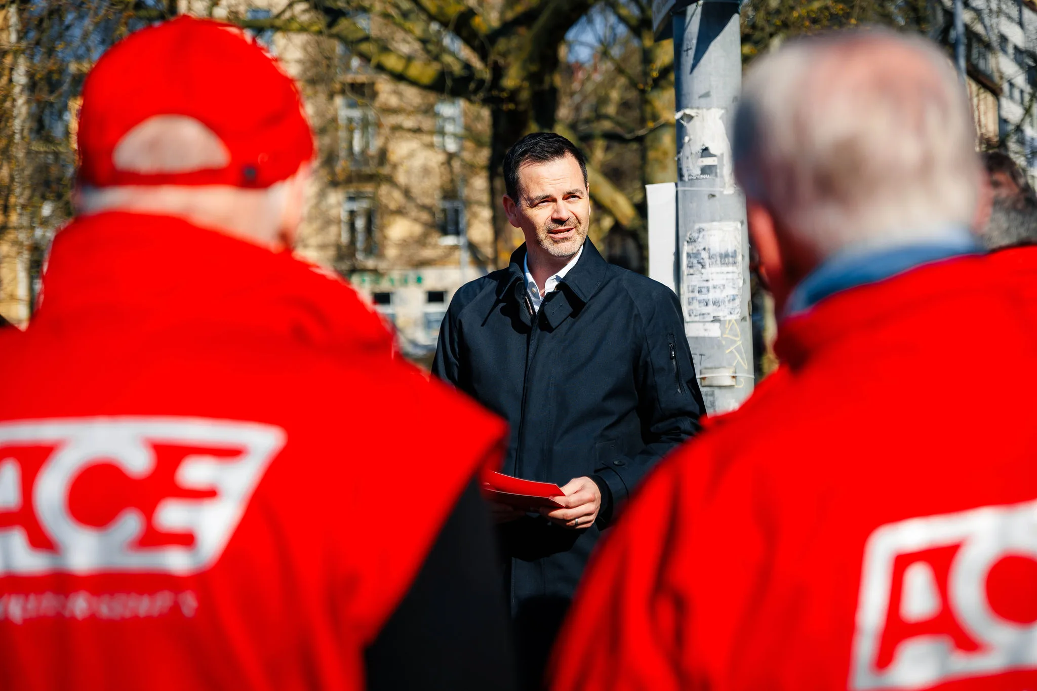 Vorstand des ACE und zwei Ehrenamtliche von hinten in roten ACE Westen