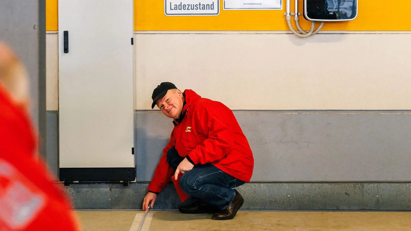 ACE Ehrenamtliche beim vermessen des Ladeplatzes