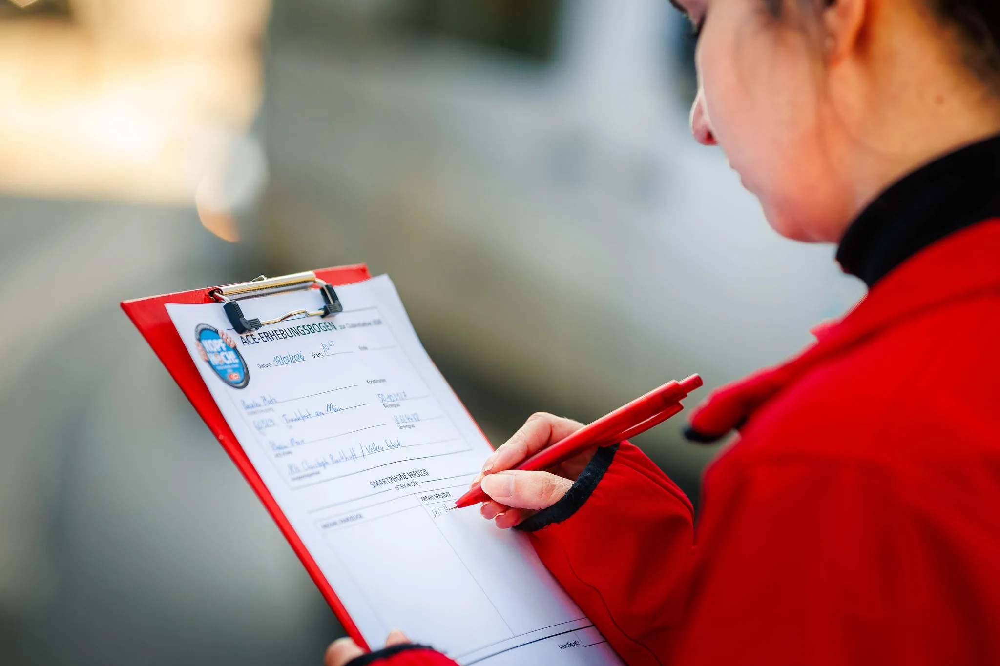 Kind vor Auto rennend