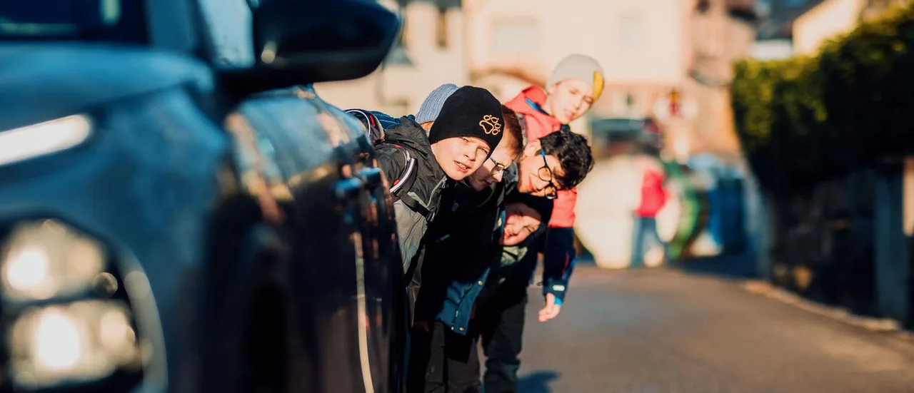 Kinder hinter Auto