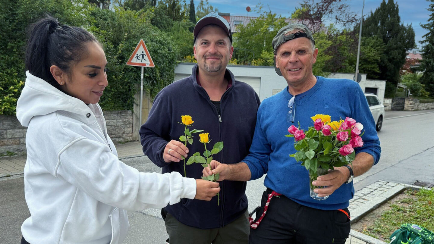 Hausmeister verschenkt Rosen an Eltern