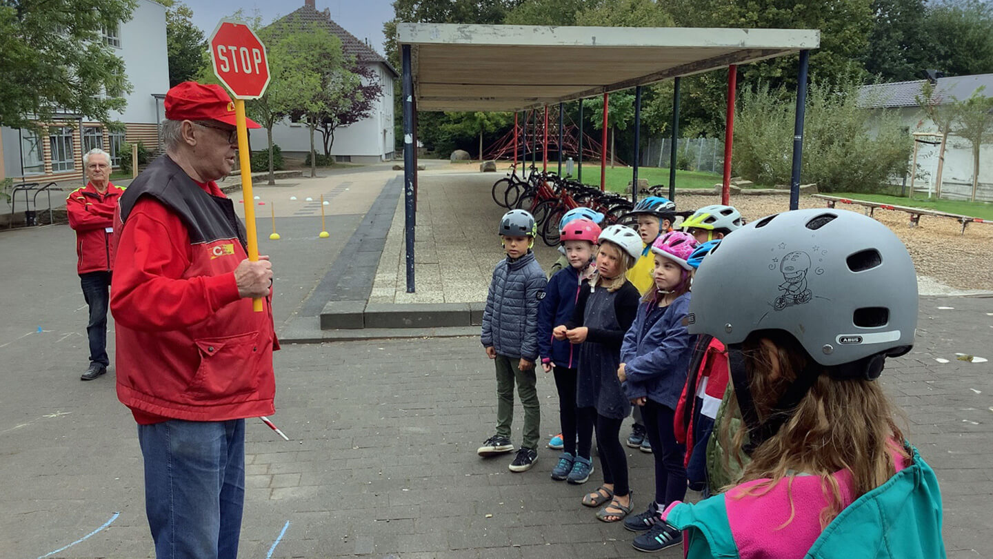 Erstklässler beim Verkehrstraining